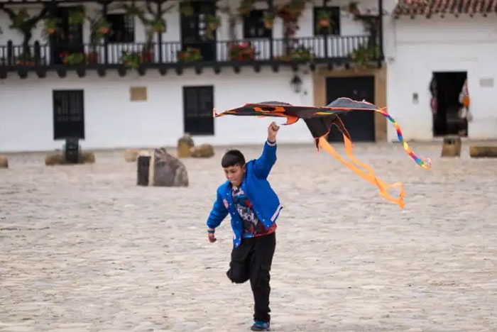 enfant-fete-nationale-cerf-volant-villa-de-leyva