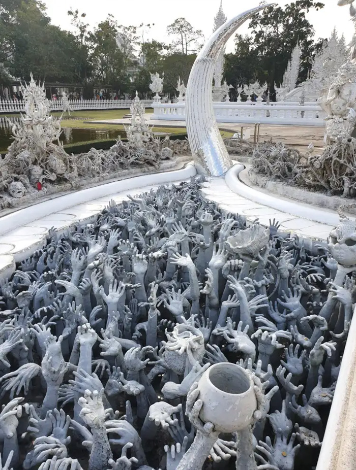 mains-tendues-ciel-temple-blanc