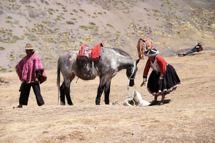 population-locale-montagne-vinicunca-perou