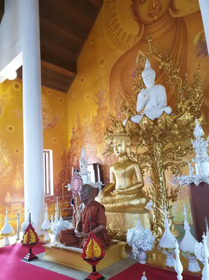 statue-bouddha-dalai-lama-temple-blanc