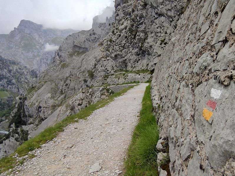 sentier-balise-poncebos-cain-espagne