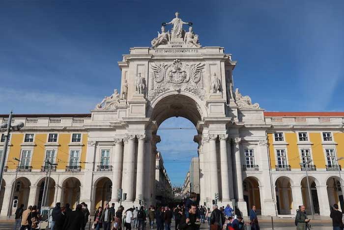 arc-triomphe-rue-augusta