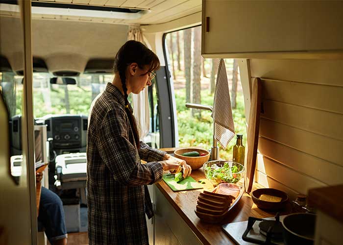 jeune-femme-autonome-camping-car