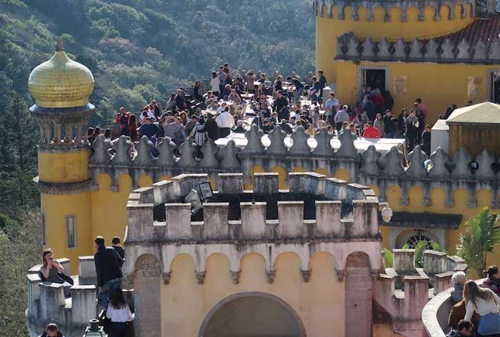 visite-palais-rempli-touriste