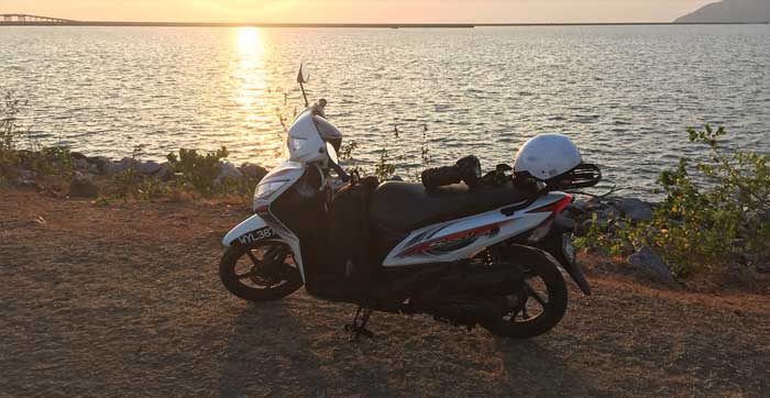 se-garer-coucher-soleil-scooter-langkawi