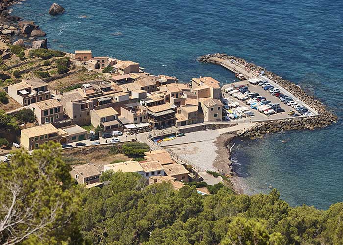 joli-port-village-de-valldemossa-espagne