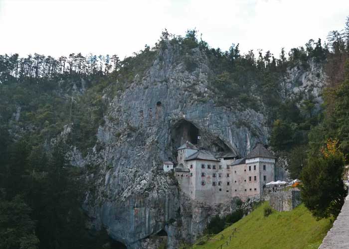 chateau-de-predjama-slovenie