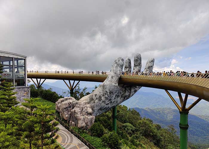 golden-hand-bridge-ba-na-hills-vietnam