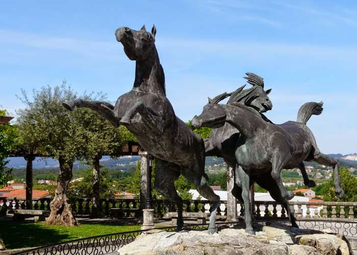 monument-chevaux-sauvages-tui-galice