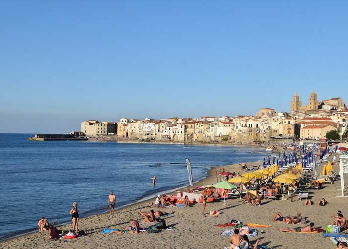 se-baigner-plage-cefalu