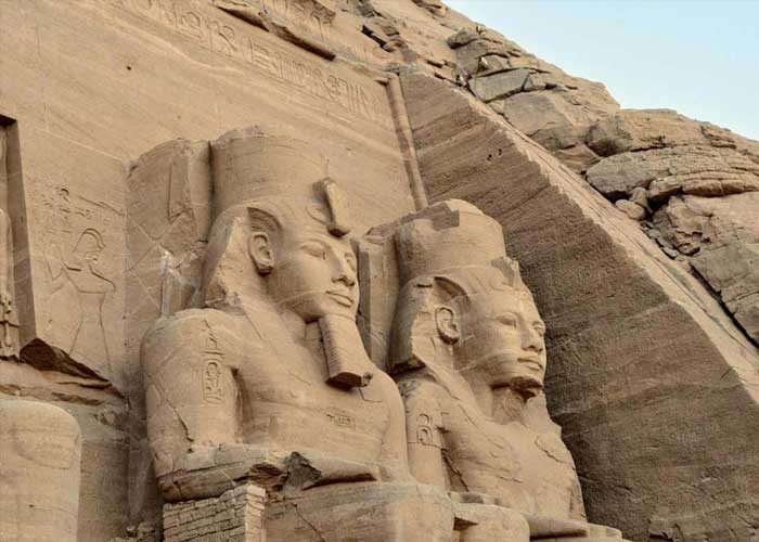 statue-ramses-2-abou-simbel