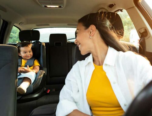 Voyager avec un bébé en voiture : équipement et précautions à prendre