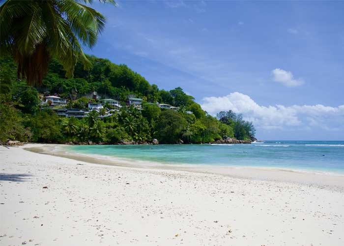 plage-mahe-petite-anse-seychelles