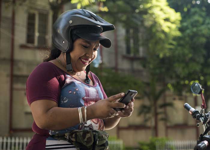 femme-colombienne-avec-son-telephone
