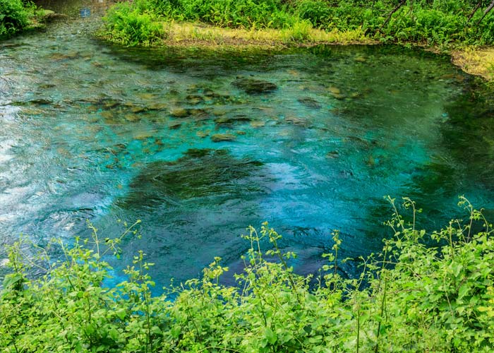 the-blue-eye-albanie-couleur