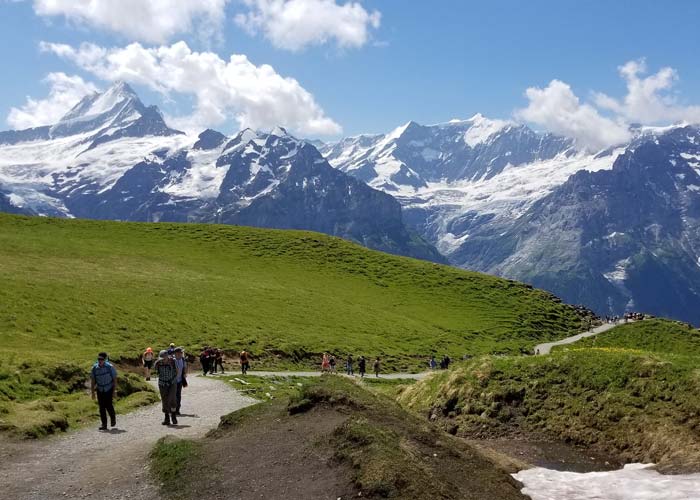 chemin-randonnee-jusque-lac-bachalp