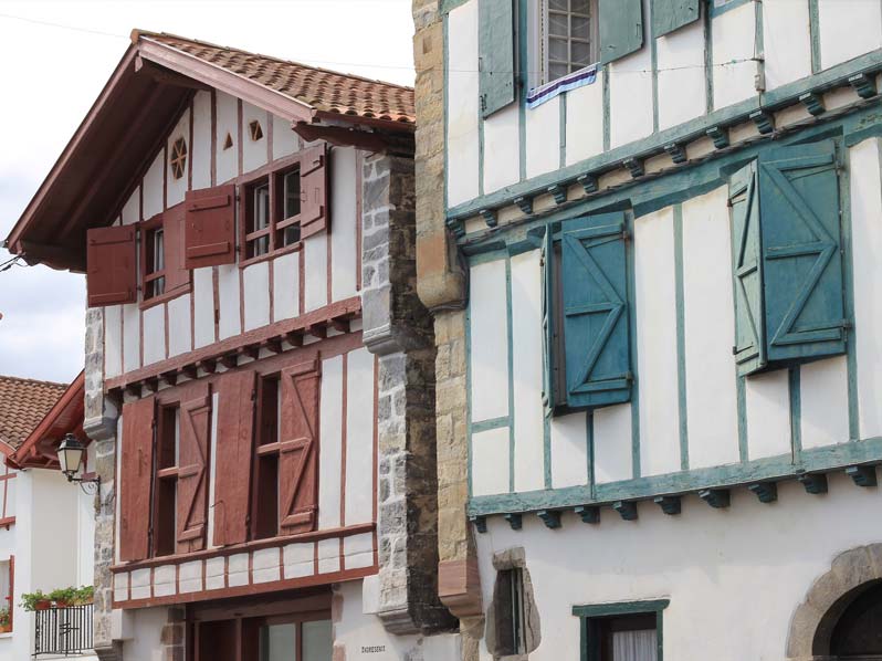 maisons-rouges-et-vertes-espelette
