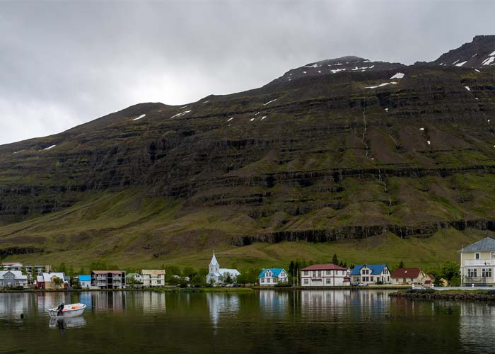 montagne-fjord-seydisfjordur