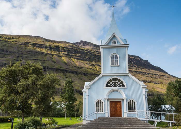 eglise-bleue-seydisfjordur-fjord-islande