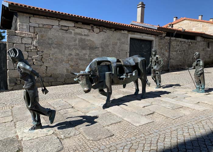 admirer-sculpture-festa-do-boi-allariz