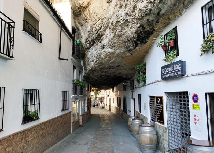 rue-cuevas-de-la-sombra-setenil-de-las-bodegas