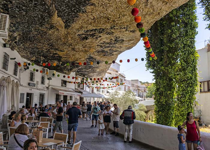 rue-cuevas-del-sol-setenil-de-las-bodegas