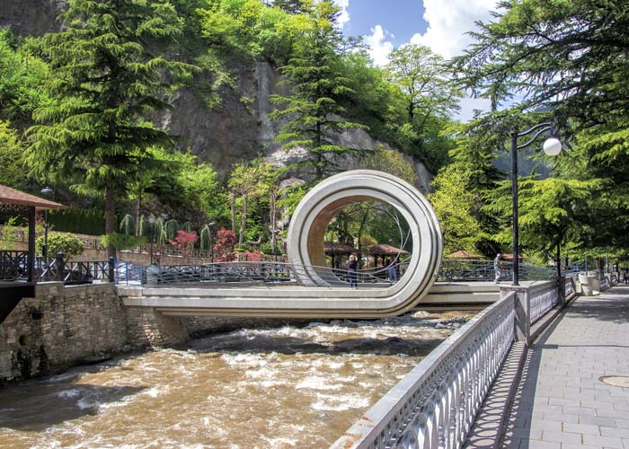 pont-moderne-riviere-borjomula