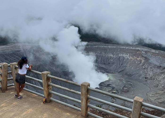 fumee-volcan-poas-costa-rica
