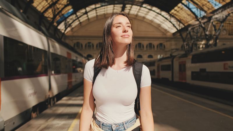 Caroline à la gare, sac au dos