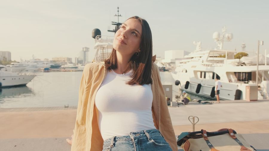 Caroline sur le port