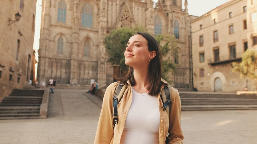 Caroline dans un quartier historique
